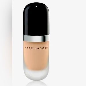 Marc Jacobs remarcable foundation. I’ve used it once, shade Ivory 12